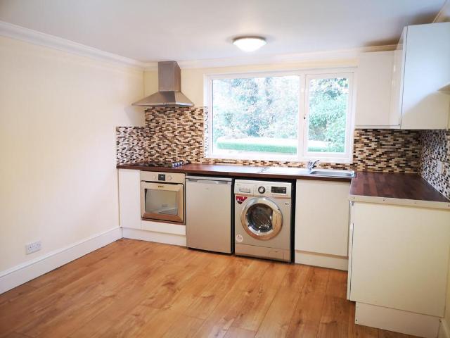 Sun Ray Estate, Sandhurst, GU47 2 bed flat to rent £1,299 pcm £300 pw