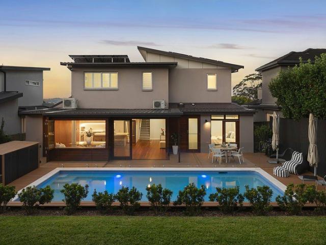 Sun washed family entertainer in a prime location