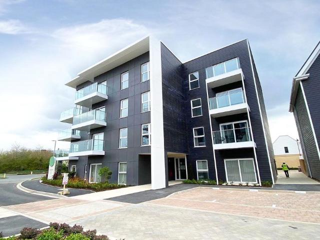 Sunapee Road, Reading, Berkshire RG2, 3 bed flat to rent, £2,150 pcm | PrimeLocation