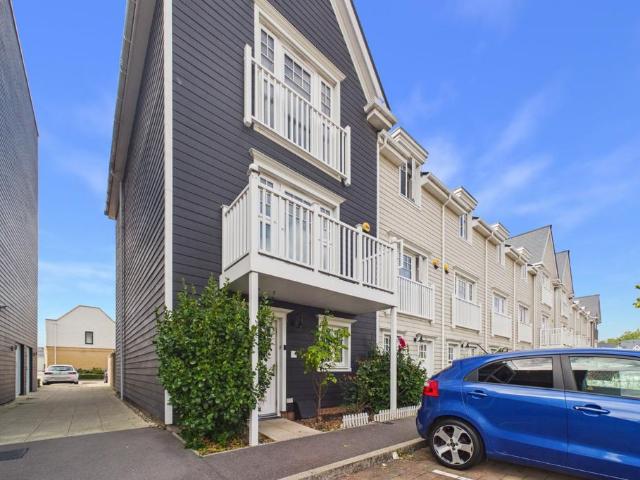 Sunapee Road, Reading, Berkshire, RG2 4 bed terraced house to rent £2,600 pcm £600 pw