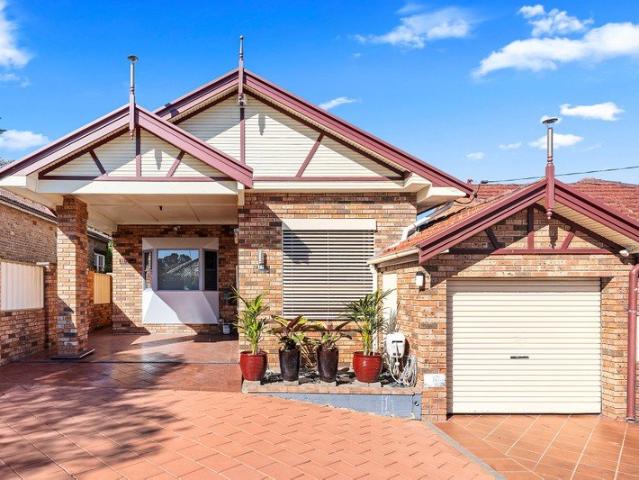 Sunbathed Family Haven in a Premier Lifestyle Position