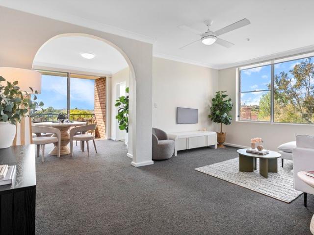 Sunbathed lifestyle sanctuary with Middle Harbour view