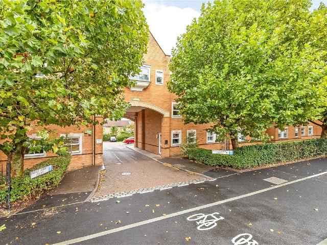 Sunbury On Thames, Surrey TW16, 2 bed flat to rent, £1,450 pcm | PrimeLocation
