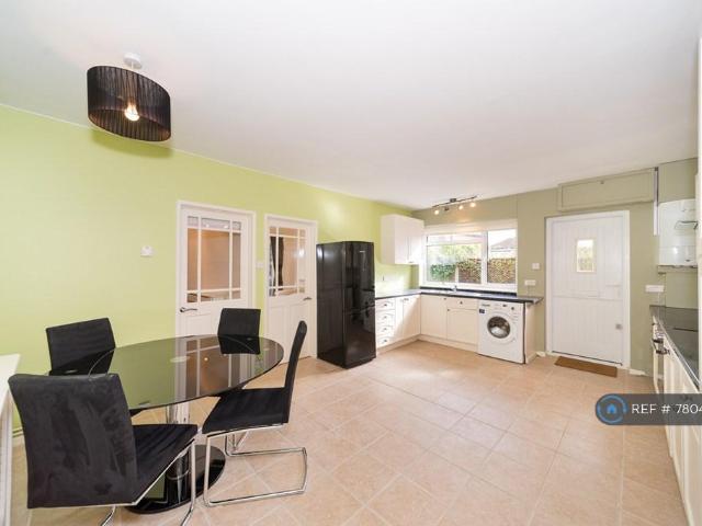 Sunbury, Sunbury On Thames, TW16 1 bed flat to rent £1,400 pcm £323 pw