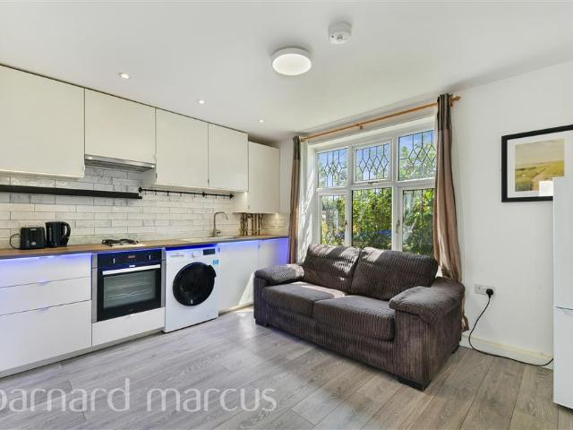 Sunbury Way, Hanworth, FELTHAM 1 bed flat to rent £1,295 pcm £299 pw