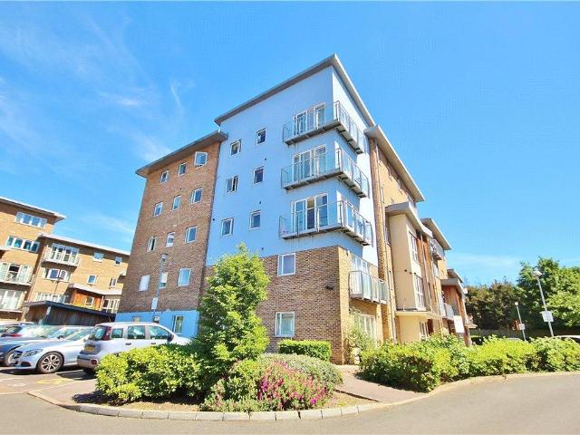 Sundeala Close, Sunbury on Thames. 2 bed apartment to rent £1,700 pcm £392 pw