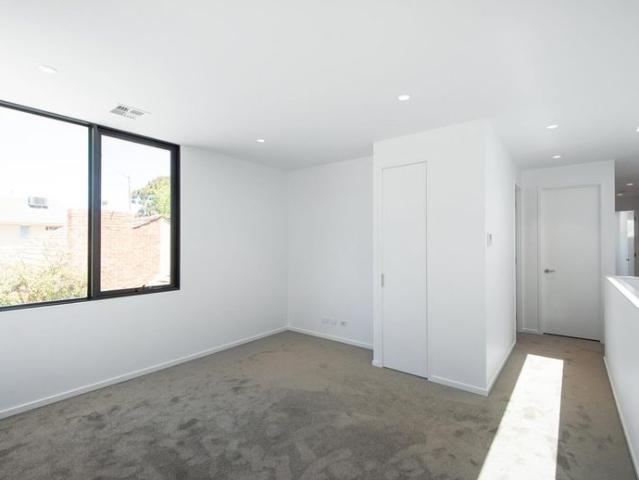 SUNDRENCHED 2 STOREY TOWNHOUSE