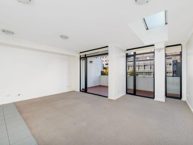Sundrenched top floor apartment
