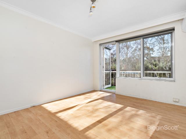 SUNDRENCHED, TWO BEDROOM APARTMENT IN ST KILDA EAST!