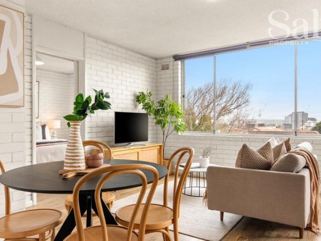 Sundrenched Apartment in a Prized Lifestyle Location