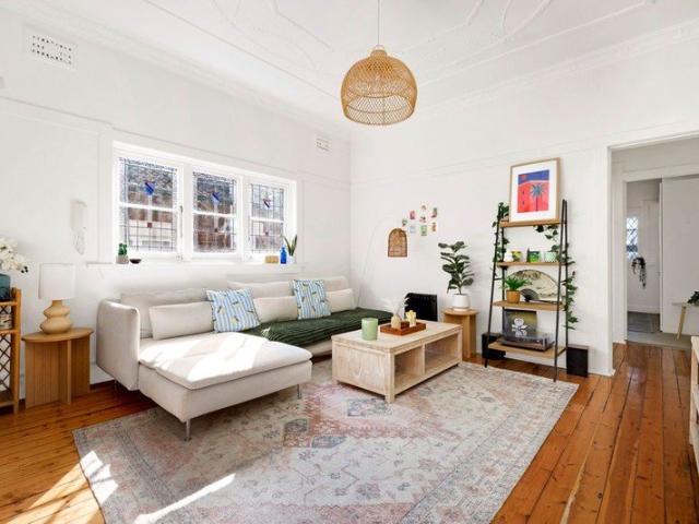 Sundrenched Art Deco Charm in a Private Top Floor Setting