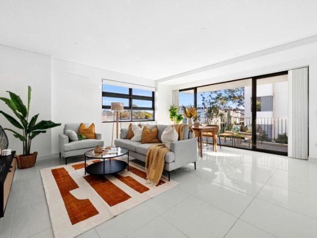 Sundrenched Family Apartment in Prime Corner Position