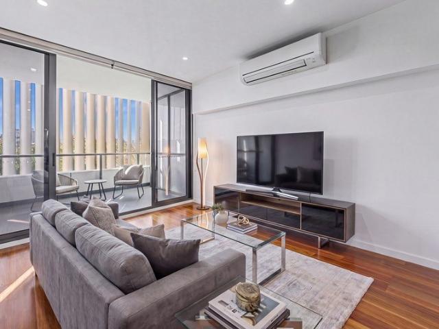 SUNDRENCHED ONE BEDROOM APARTMENT IN PRIZED 'DIVERCITY' DEVELOPMENT