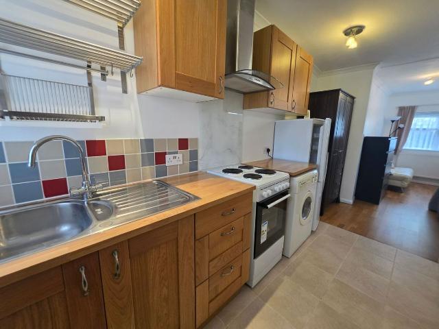 Sunley Gardens, Perivale, Greenford UB6, 1 bed flat to rent, £1,200 pcm | PrimeLocation