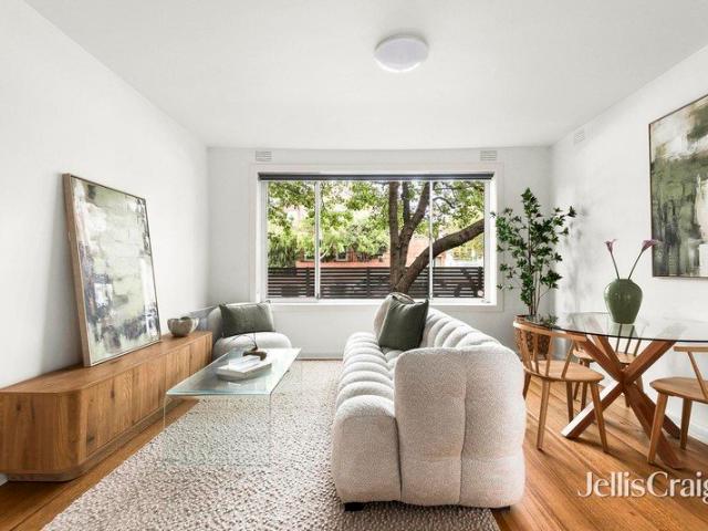 Sunlit courtyard apartment near village & bay