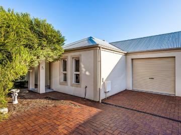Sunlit Courtyard Living in a Peaceful Clovelly Park Setting