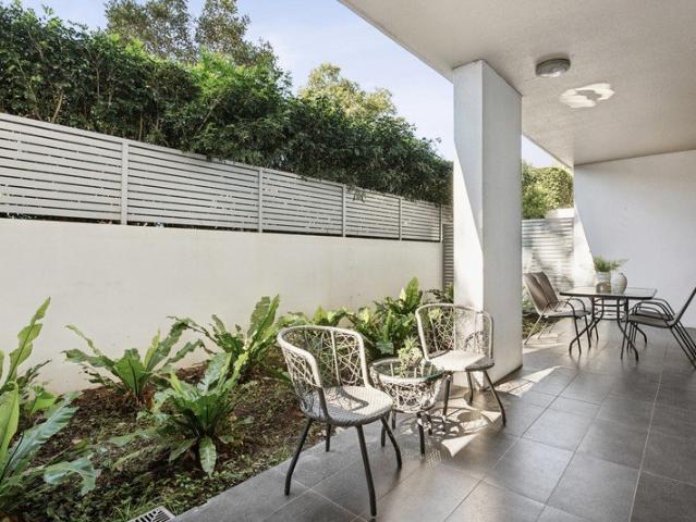 Sunlit Courtyard Sanctuary Minutes from Wolli Creek