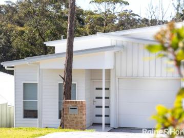 Sunlit Coastal Living with Effortless Style