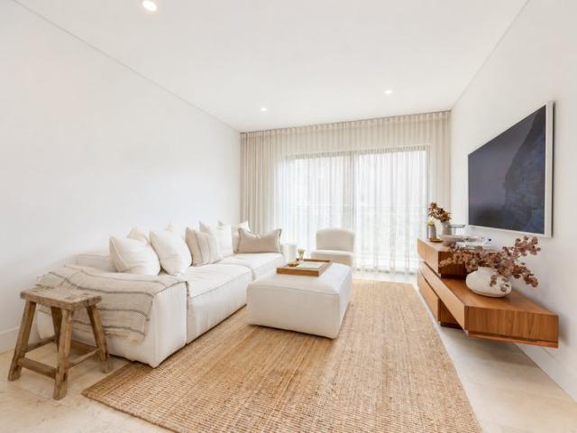 Sunlit Coastal Sanctuary With N Facing Balcony, Level Lift Access & Parking
