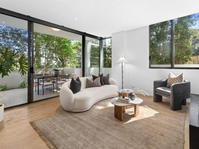 Sunlit Contemporary Living with Wraparound Courtyard