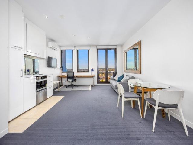 Sunlit Corner Apartment with Stunning Bay Views Perfectly Positioned!