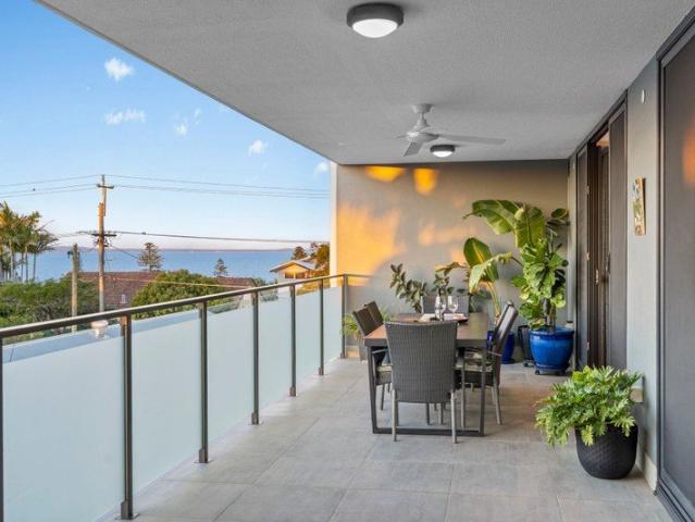 Sunlit Corner Apartment with Water Views The Margate Lifestyle at Its Best