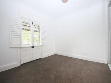 Sunlit and Stylish Family sized Terrace with a Deep North facing Courtyard