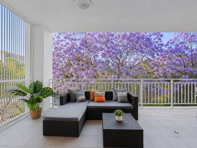 Sunlit Apartment Overlooking Silkstone Park