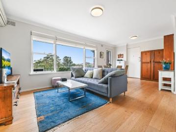 Sunlit Apartment in Boutique Block