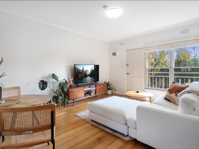 SUNLIT APARTMENT IN LEAFY HAWTHORN!