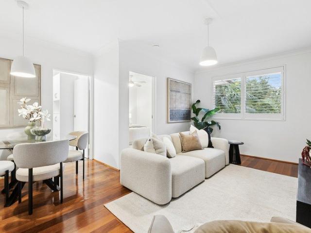 Sunlit apartment in the heart of Willoughby Village