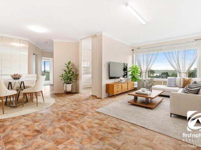 Sunlit Bayside Living with Water Glimpses from Every Room