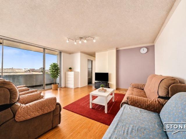 Sunlit Double Balcony Living, walk to Harris Park Station