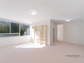 Sunlit Darling Point Apartment with Parking and Pool
