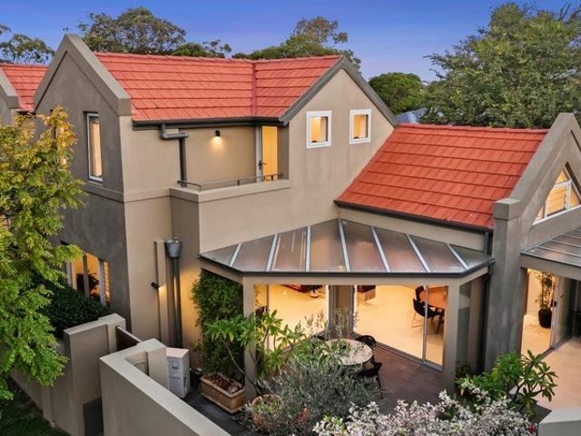 Sunlit Entertainer in Peaceful Street Just Steps From Majors Bay