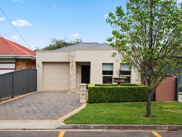 Sunlit Family Comfort Steps from the River Torrens