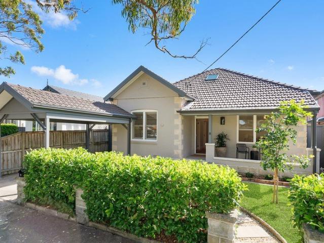 Sunlit Family Entertainer in an Exclusive Cul de sac