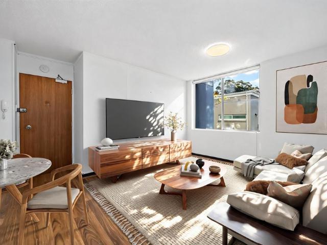Sunlit One Bedroom Apartment in a Sought After Cook Road Location