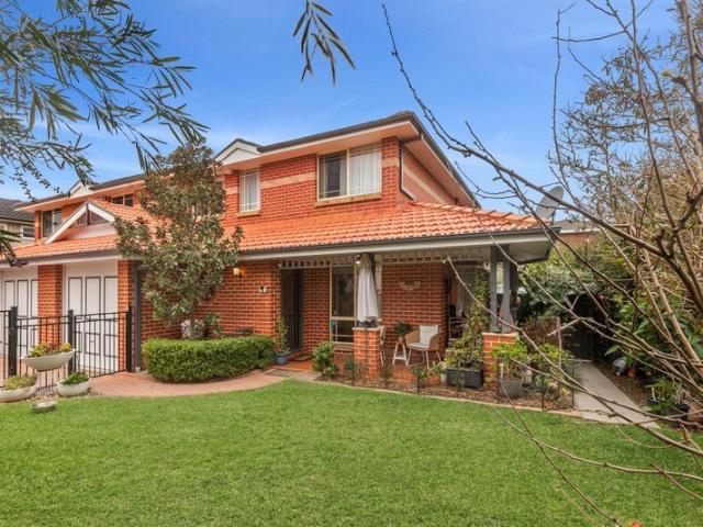 Sunlit Open Plan Duplex in a Quiet & Convenient Setting