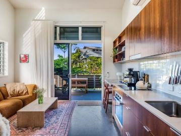 Sunlit Loft Living in Byron Bay's Vibrant Habitat Precinct