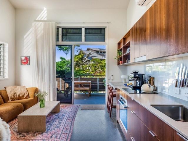 Sunlit Loft Living in Byron Bay's Vibrant Habitat Precinct