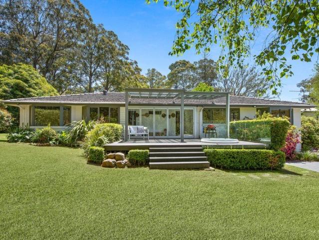 Sunlit Living in a Peaceful Mount Gibraltar Setting