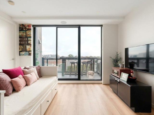 Sunlit Living in Central Brunswick