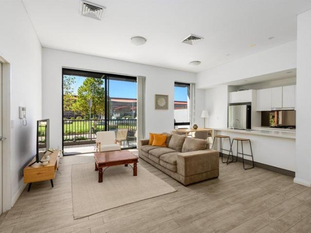SUNLIT LUXURY PARKSIDE LIVING