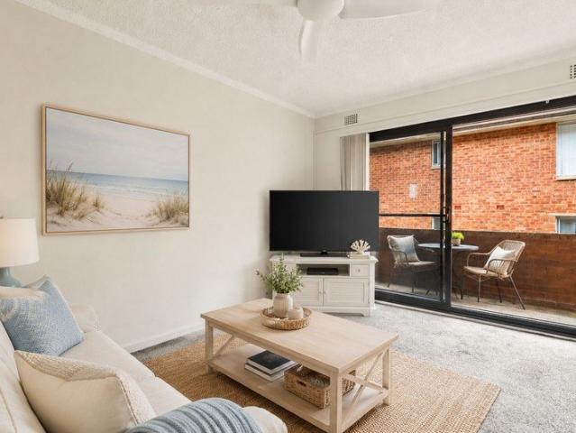Sunlit North East Apartment in Quiet Beachside Cul de sac
