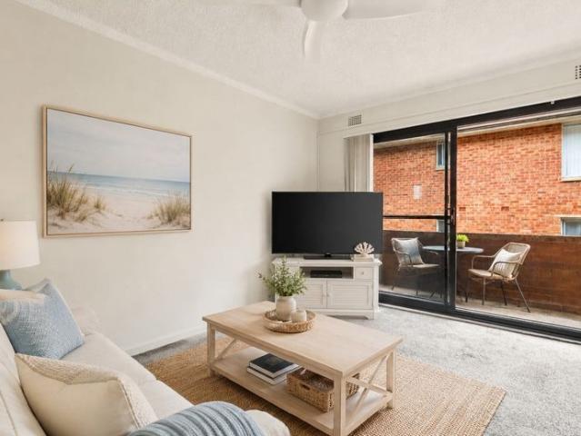 Sunlit North East Apartment in Quiet Beachside Cul de sac