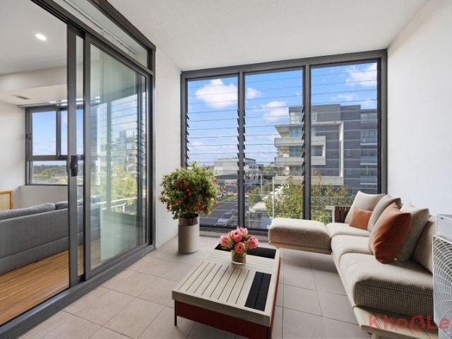 Sunlit North East Apartment with Enclosed Winter Garden & AC | Current Rent $600 per week