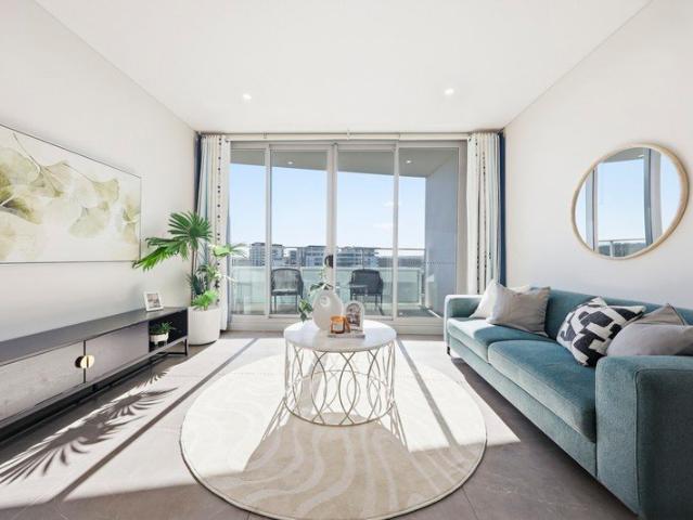 Sunlit North Facing Apartment with Study, Steps to Olympic Park