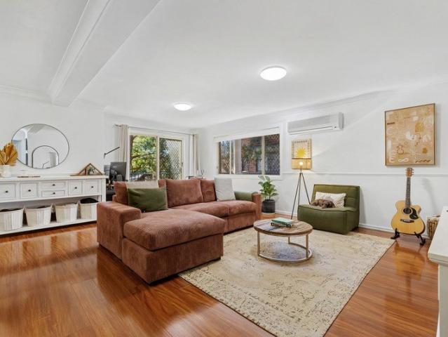Sunlit North Facing Living in the Heart of Hornsby