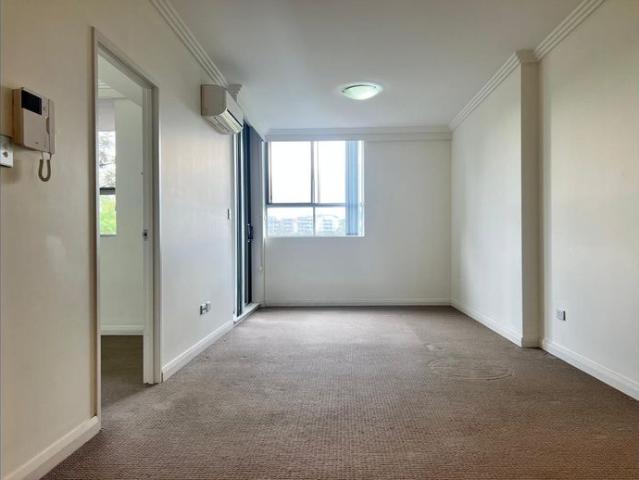 Sunlit North Facing 2 Bedroom for Lease!